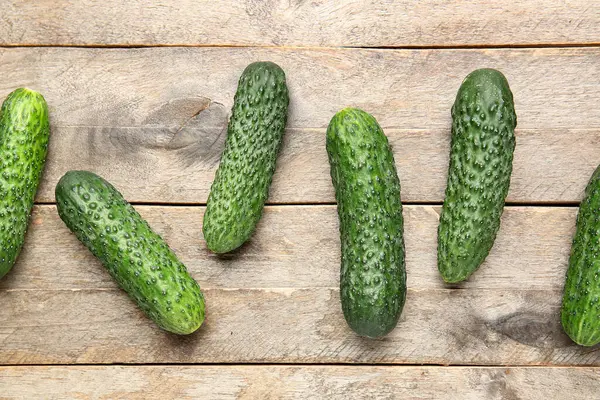 Ahşap zemin üzerinde taze salatalıklar