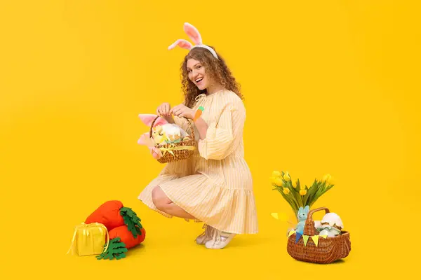 Piękna Młoda Kobieta Króliczych Uszach Wielkanocnymi Koszykami Marchewkowymi Zabawkami Kwiatami — Zdjęcie stockowe