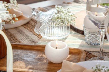 Uluslararası Kadınlar Günü kutlamaları için yanan mumlarla güzel bir masa. Kapanış.