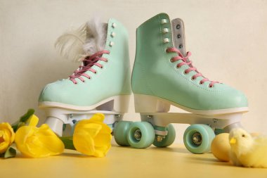 Güzel laleleri, tüyleri, civcivleri ve sarı masadaki Paskalya yumurtaları olan klasik patenler.