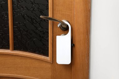 Pencereli kapı, otel odasındaki askıyla korunuyor.