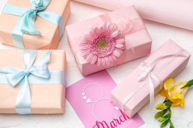 Hediye kutuları ve beyaz arka planı olan güzel çiçekler. Uluslararası Kadınlar Günü