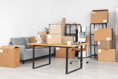 Paketleri ve işyeri olan bir depo.