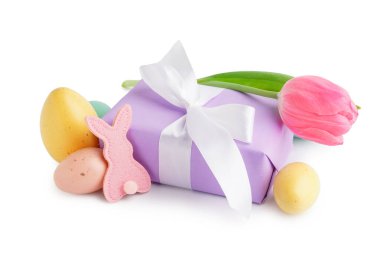 Paskalya kumaşı tavşan, yumurta, lale ve hediye beyaz arka planda
