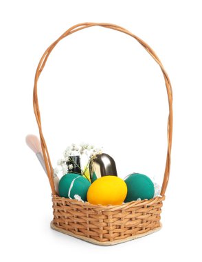 Dekoratif kozmetik ürünleri, paskalya yumurtaları ve beyaz arka planda izole edilmiş çiçeklerle dolu bir sepet.