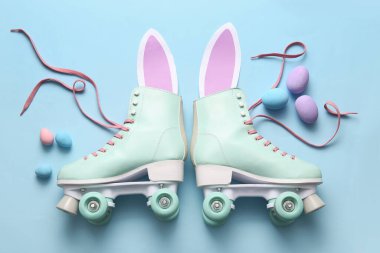 Kağıttan kulakları ve mavi arka planda Paskalya yumurtaları olan klasik patenler.