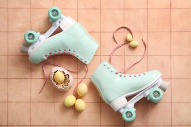 Pembe fayanslı eski patenler ve Paskalya yumurtaları.