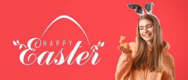 Tavşan kulaklı genç bayanla ve tavşan oyuncağıyla Mutlu Paskalyalar bayrağı