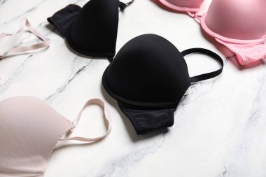 Hafif arkaplanda şık sutyenler, yakın plan