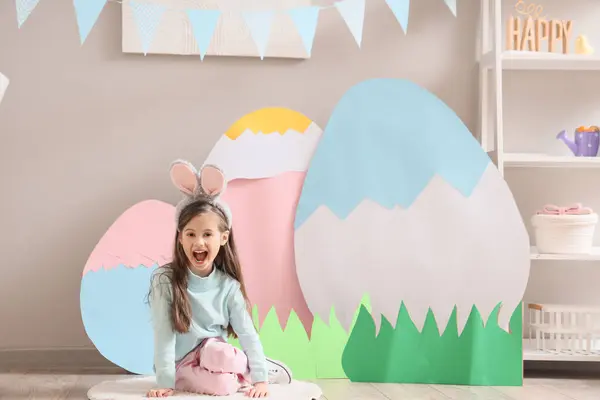 快乐的小女孩 戴着小兔子耳朵 装饰着复活节庆祝的房间 — 图库照片