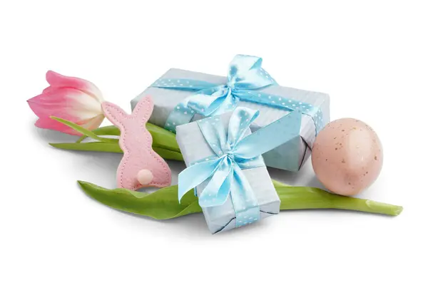 Oeuf Pâques Lapin Tissu Tulipe Cadeaux Sur Fond Blanc — Photo