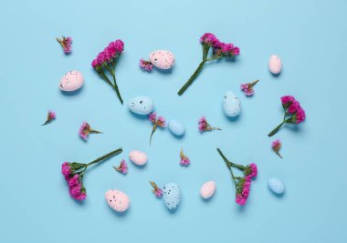 Paskalya yumurtaları mavi zemin üzerine çiçekli