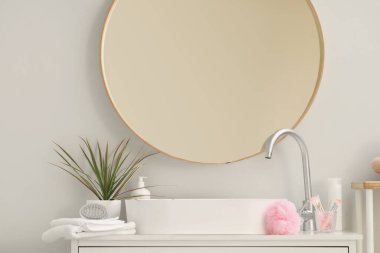 Lavabo ve banyo aksesuarlarıyla dolu bir masa.
