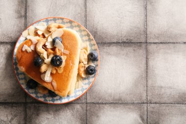 Kalp şeklinde lezzetli gözleme tabağı, gri fayanslı yaban mersini ve fındık. Sevgililer Günü kutlaması