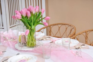 Uluslararası Kadınlar Günü kutlamaları için çok güzel lale çiçekleri olan şık masalar.
