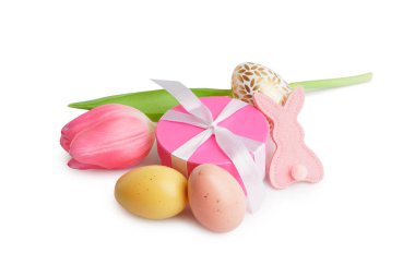 Paskalya yumurtaları, lale, kumaş tavşanı ve beyaz arka planda hediye.
