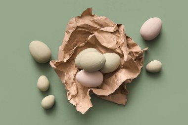 Yeşil arka planda Paskalya yumurtaları olan el işi kağıt.