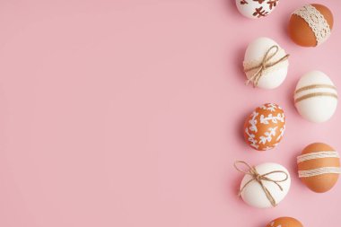 Pembe arka planda süslü Paskalya yumurtaları olan kompozisyon
