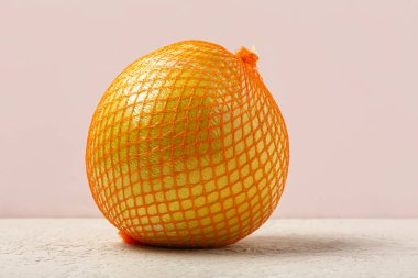 Beyaz masadaki filede taze nar meyvesi.