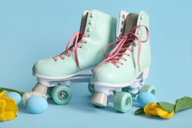 Paskalya yumurtalı klasik patenler ve mavi arka planda güzel laleler.