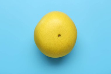 Mavi arka planda taze nar meyvesi