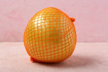 Pembe grunge arka planda taze meyve.