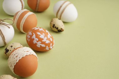Yeşil arka planda süslü Paskalya yumurtaları
