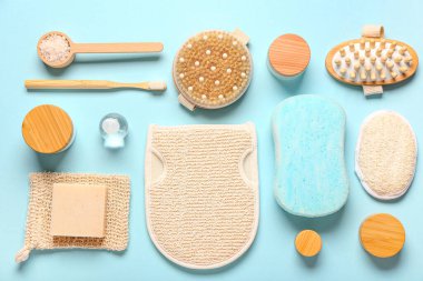 Mavi arka planda banyo malzemeleri.