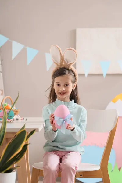 Aranyos Kislány Visel Nyuszifül Húsvéti Tojás Otthon — Stock Fotó