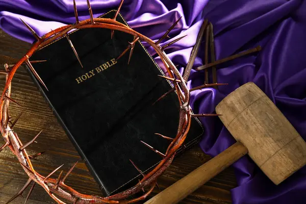 木の背景に聖書 ハンマーおよび釘が付いている太陽の冠 — ストック写真