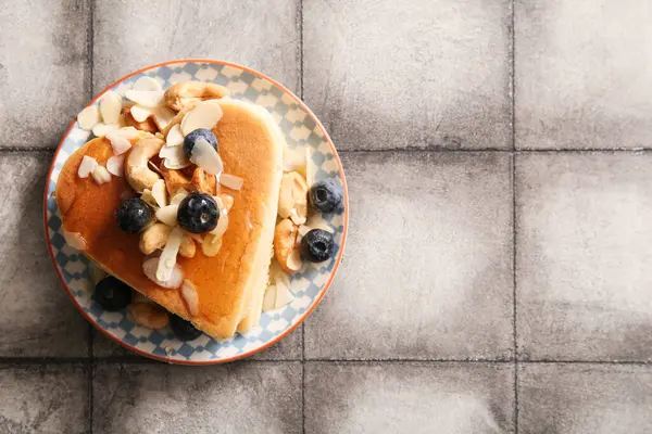 Kalp şeklinde lezzetli gözleme tabağı, gri fayanslı yaban mersini ve fındık. Sevgililer Günü kutlaması