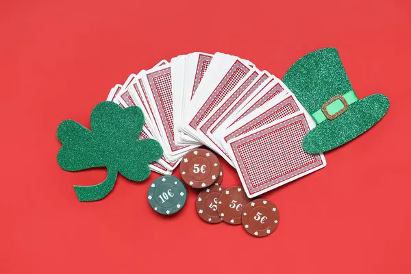 Fichas Poker Con Cartas Trébol Suerte Sobre Fondo Rojo Celebración — Foto de Stock