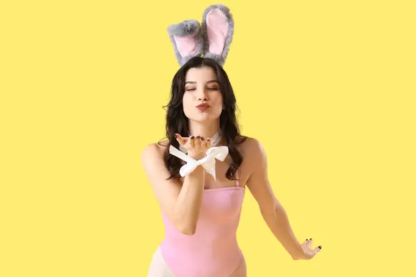 Sexy Mujer Joven Traje Conejo Soplando Beso Sobre Fondo Amarillo — Foto de Stock