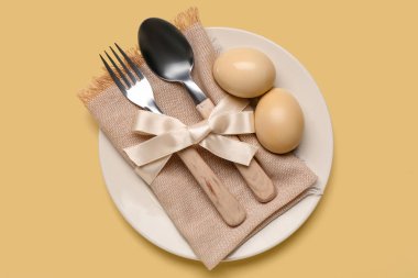 Paskalya yumurtaları, peçete ve çatal bıçaklarla dolu güzel bir masa.