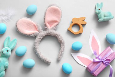Paskalya yumurtası ve beyaz arka planda hediye kutusu olan tavşan kulakları.