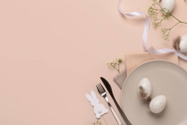 Bej arkaplanda Paskalya sofrasının güzel kompozisyonu