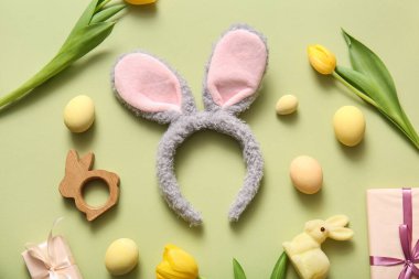 Paskalya yumurtaları ve yeşil arka planda lale çiçekleri olan tavşan kulakları.