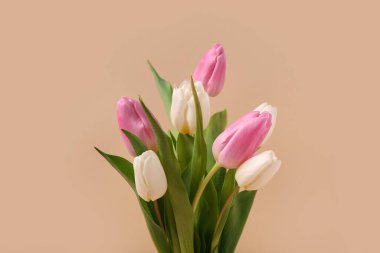 Kahverengi arka planda güzel laleler. Uluslararası Kadınlar Günü