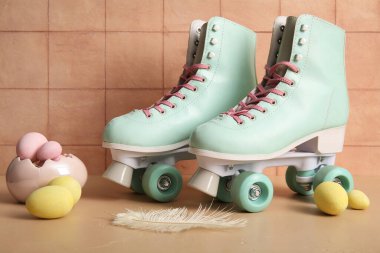 Paskalya yumurtası ve tüyü bej masa üzerinde olan klasik patenler.