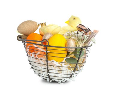 Süslü kozmetik sepetleri, Paskalya yumurtaları ve beyaz arka planda izole edilmiş yavru tavuklar.