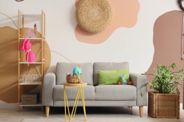 Paskalya yumurtası ve kanepesi olan bir oturma odası.