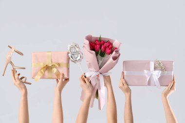 Lale buketli kadın eller, hediye kutuları ve beyaz arka planda balon. Uluslararası Kadınlar Günü için Alışveriş
