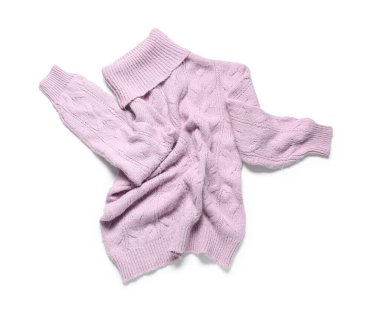 Beyaz arka planda izole edilmiş buruşuk süveter