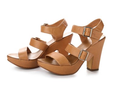 Beyaz arkaplanda şık kahverengi sandaletler