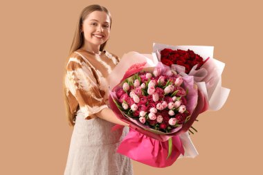 Kahverengi arka planda çiçekleri olan güzel bir genç kadın. Teslimat servisi