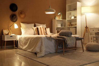 Yatak odasının içinde, yumuşak bankta ekoseler ve geceleri parlayan lambalar.