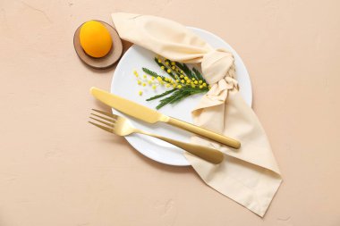 Bej arkaplanda Paskalya kutlaması için masa ayarları