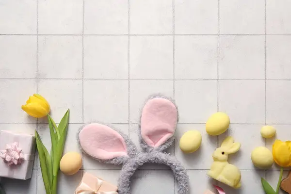 Bunny Αυτιά Πασχαλινά Αυγά Τουλίπες Λουλούδια Και Κουτιά Δώρων Λευκό — Φωτογραφία Αρχείου