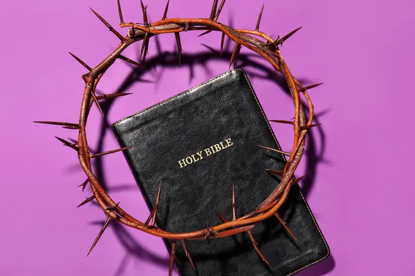 紫色の背景に聖書が刻まれたソーンの冠 — ストック写真