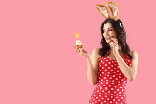 Sexy Joven Pin Mujer Orejas Conejo Con Pastel Sobre Fondo — Foto de Stock